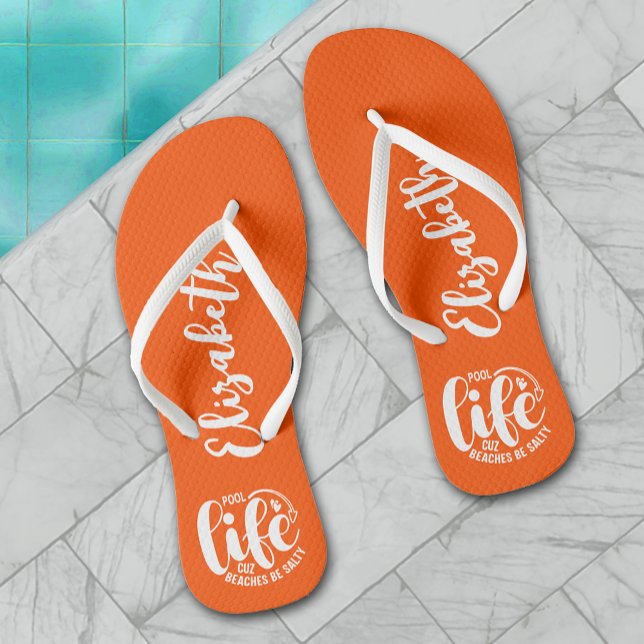 Chanclas Naranja de vida de grupo (Personalized "Pool life cuz beaches be salty" graphic on orange flip flops for women, men and kids)