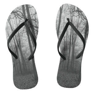 Chanclas Niebla a través de los bosques Escala de grises