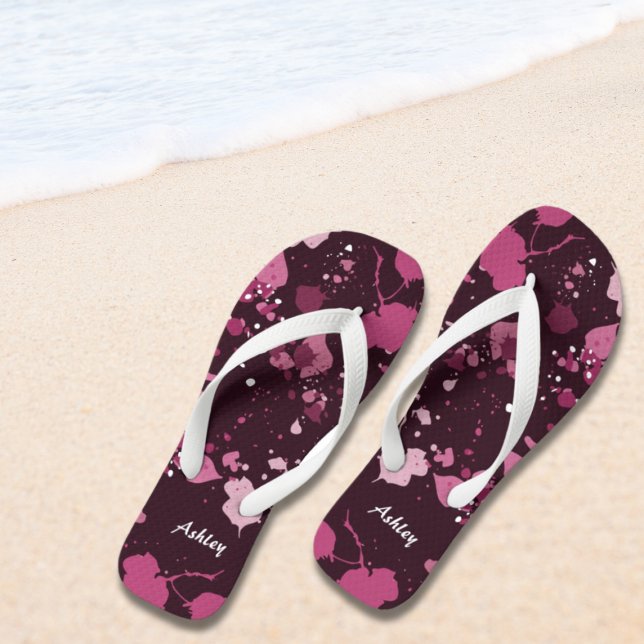 Chanclas Nombre de bandeja de pintura rosada artística (Artistic Pink Paint Splatter Name Flip Flops)