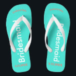 Chanclas NOMBRE de la dama de honor Azul turquesa<br><div class="desc">Fondo turquesa brillante con la dama de honor escrita en blanco. Nombre y fecha de Boda es coral bonito. Personalice los nombres de las damas de honor en mayúsculas y minúsculas. El destino de la playa de bonito se convierte en una de las favoritas de la fiesta nupcial. Diseños originales...</div>