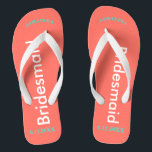 Chanclas NOMBRE DE la dama de honor Coral<br><div class="desc">Coral luminoso frente al mar con dama de honor escrito en blanco. Nombre y fecha de Boda es azul turquesa bonito. Personalice los nombres de las damas de honor en mayúsculas y minúsculas. El destino de la playa de la bonito se convierte en un lugar de fiesta de bodas. A...</div>