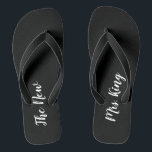 Chanclas Nombre personalizado Flops de giro de Boda blanco<br><div class="desc">Estas chanclas blancas y negras son perfectas para una boda en la playa o para una luna de miel en la playa. El flop de la boca es negro con escritura blanca que dice "la nueva señora",  los chanclas se pueden personalizar con el nombre de la novia.</div>