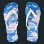 Chanclas Novia Boda blanca azul de Lotus Waterlily<br><div class="desc">Con elegantes flores de loto salpicadas de estrellas en el fondo azul, estos maravillosos chanclas son una idea azul bonito para tu boda. Definitivamente le añadirán una elegante dosis de glam a su día de boda, fiesta de soltera u otra celebración. ♥ Personalizar con la redacción utilizando los campos de...</div>