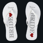 Chanclas Novia de corazón rojo<br><div class="desc">Fun,  personalizado blanco y boda de novia roja.</div>