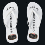 Chanclas Novia del equipo de la boda de playa de la dama de<br><div class="desc">Modificado para requisitos particulares, el falso diseño de la pizarra de playa del boda de las sandalias florales románticas del flip-flop en la parte inferior con los bordes de la mirada del purpurina del oro y rosa color de rosa populares del estilo del vintage subió la guirnalda floral. Lee al...</div>