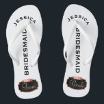 Chanclas Novia del equipo de la boda de playa de la dama de<br><div class="desc">Modificado para requisitos particulares, el falso diseño de la pizarra de playa del boda de las sandalias florales románticas del flip-flop en la parte inferior con los bordes de la mirada del purpurina del oro y rosa color de rosa populares del estilo del vintage subió la guirnalda floral. Lee al...</div>