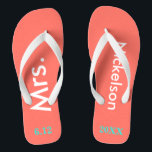 Chanclas Novia Sra. Coral<br><div class="desc">Fondo de coral brillante con la Sra. y Apellido escrito en texto blanco y fecha de boda en azul turquesa. Destino de playa de bonito o copas de luna de miel para la nueva novia. Diseños originales de TamiraZDesigns.</div>