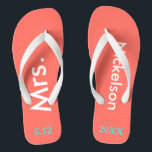 Chanclas Novia Sra. Coral<br><div class="desc">Fondo de coral brillante con la Sra. y Apellido escrito en texto blanco y fecha de boda en azul turquesa. Destino de playa de bonito o copas de luna de miel para la nueva novia. Diseños originales de TamiraZDesigns.</div>