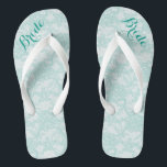Chanclas Novia verde azulada rústica del cordón<br><div class="desc">Estos flips-flopes ofrecen un fondo del cordón verde azulado y de un texto adaptable verde azulado más oscuro en la zona de la punta superior que lee: Novia.</div>