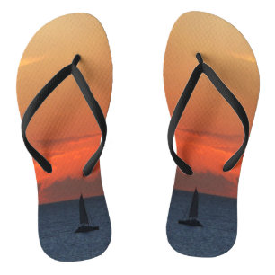 Chanclas Nubes de atardecer y navegación marítima