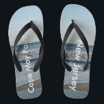 Chanclas Olas oceánicas Cape May Point New Jersey<br><div class="desc">Cielo azul bonito con nubes blancas iluminadas, mar azul, olas del océano estrepitosas y rocas volteadas de arena de arena fina. Mostrado con cintas negras anchas y pie de página negro. Vea las opciones para roscas en correas delgadas para obtener más colores de correa. Perfecto para su diversión de verano,...</div>