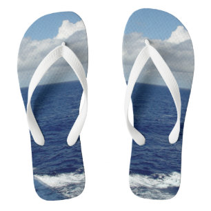 Chanclas Olas oceánicas fluffy nubes blancas cielo azul