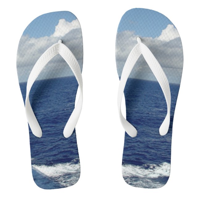 Chanclas Olas oceánicas fluffy nubes blancas cielo azul (Plantilla)