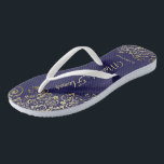 Chanclas Palo de oro en la empleada azul de honor de la Mar<br><div class="desc">Estas hermosas chancletas de boda son una gran manera de agradecer y reconocer a su empleada de honor mientras salva sus pies al mismo tiempo. Presenta un diseño elegante con detalles de encaje dorado sobre un fondo azul marino y elegantes letras de guiones de color dorado. En el test se...</div>