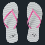Chanclas para fiesta de boda con monograma de chev<br><div class="desc">Chancletas con patrón de chevron y monograma del nombre en gris / gris oscuro. Correa de color personalizado para él y ella / hombres y mujeres. Color de fondo personalizado y iniciales de nombre personalizadas. Sandalias modernas con diseño de franja en zigzag de moda. Líneas verticales u horizontales. Favor de...</div>