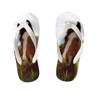 Chanclas Para Niños "A Whipwhof Nature: A Chestnut Horse and Banksia,