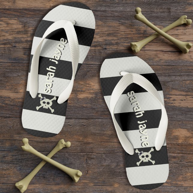 Chanclas Para Niños Cruces piratas de chica franjas blancas y negras (Yarr! Add yer name to these cute pirate flip flops)