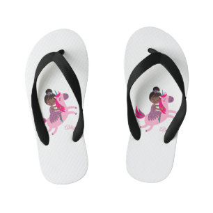 Chanclas Para Niños Linda niña de pelo negro montando un unicornio