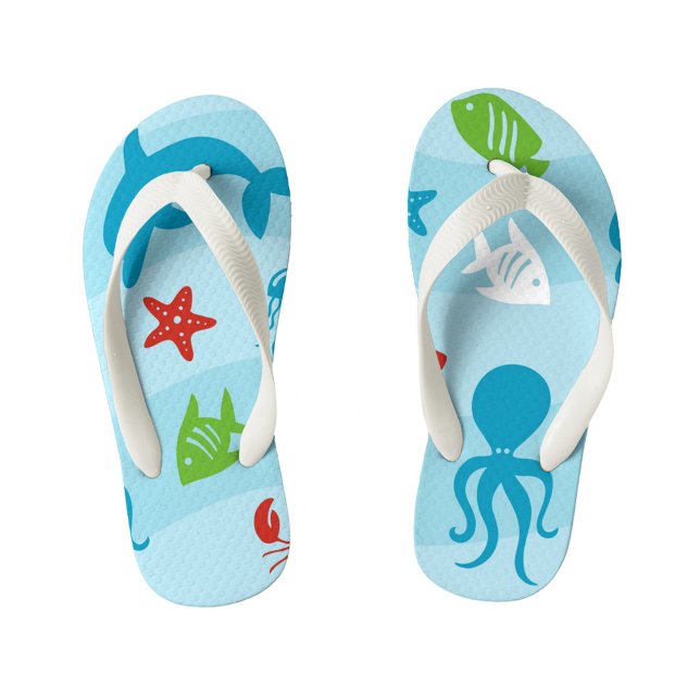 Chanclas Para Niños Mar Azul (A pair of light blue flip-flops with white straps, decorated with cartoon sea creatures.)