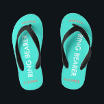 Chanclas Para Niños NOMBRE del portaaviones Turquesa Azul<br><div class="desc">Ring Bearer está escrito en texto blanco contra un alegre color azul turquesa con acentos negros. El nombre y la fecha del Boda se encuentran en el texto de coral. Personaliza el nombre de tu pequeño oso de anillo en letras mayúsculas y arcos. Haga clic en Personalizar para aumentar o...</div>