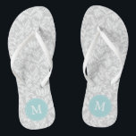 Chanclas Patrón de Damasco azul gris y claro monogramado<br><div class="desc">Diseño de patrones geométricos divertidos y de moda y de monograma. Perfecto para novias,  damas de honor,  fiestas de novias,  cumpleaños,  regalos de verano,  etc.</div>
