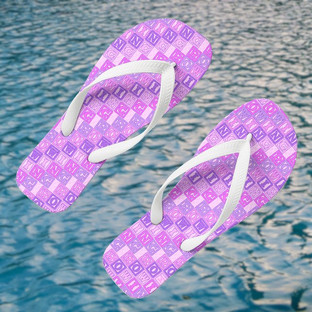 Chanclas Patrón de letras púrpuras rosadas (This example has the white wide straps option)