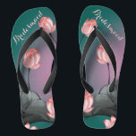 Chanclas Patrón estético vintage Floral regalo de dama de h<br><div class="desc">Estos flops de labios personalizados y elegantes presentan un patrón estético retro de flores de loto rosadas pintadas sobre fondo verde verde azulado oscuro a degradado rosa. Las magníficas sandalias son un regalo memorable para los miembros de la fiesta de bodas: novia, dama de honor, madre de la novia... Le...</div>