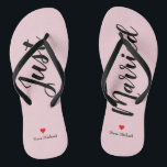 Chanclas Personaliza sólo chanzas casadas en rosa pálido<br><div class="desc">Estos adorables "flip flops" de pines pálidos presentan "Just Married" en un guión negro grande y tu nombre personalizado en una impresión en negro con un corazón rojo</div>