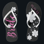 Chanclas Personalizado floral blanco de la novia<br><div class="desc">¡Voltea las copas para la novia! Las flores blancas de bonito con sus flechas de cambio de fecha de boda son imprescindibles para la novia. ¡Añade la fecha del boda!</div>
