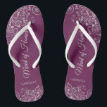 Chanclas Plata de encaje sobre la doncella morada de Boda d<br><div class="desc">Estas hermosas chancletas de boda son una gran manera de agradecer y reconocer a su empleada de honor mientras salva sus pies al mismo tiempo. Presenta un diseño elegante con encaje gris plateado sobre un fondo morado, magenta o color berry y elegantes letras de guiones. En el test se lee...</div>