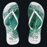Chanclas Plata Verde Favor de la Novia Monograma Flip Flop<br><div class="desc">Te encantará este fondo de color verde esmeralda con marco geométrico verde y plateado con texturas purpurinas plateadas. ¡Ideal para los lugares de boda!</div>