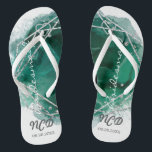Chanclas Plata Verde Favor de la Novia Monograma Flip Flop<br><div class="desc">Te encantará este fondo de color verde esmeralda con marco geométrico verde y plateado con texturas purpurinas plateadas. ¡Ideal para los lugares de boda!</div>