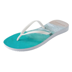 Chanclas playa de arena tropical océano la aventura empieza