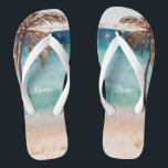 Chanclas playa de verano tropical palmeras fletadas<br><div class="desc">Un diseño de playa de verano tropical con palmeras, arena, mar y cielo azul hacen de estas chancletas perfectas para sus vacaciones de verano/viajes este año. O simplemente ponlos en casa :) Este diseño está incluido en mi colección de bodas para que hagan accesorios perfectos para duchas nupales para tu...</div>
