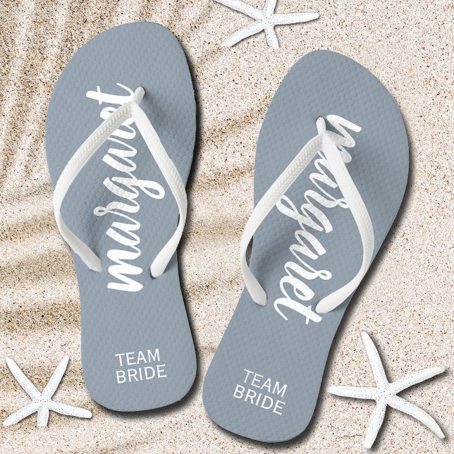 Chanclas Polvoriento azul y blanco, novia del equipo person (Dusty Blue and White Personalized Team Bride Flip Flops)