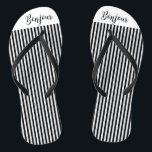 Chanclas Rayas blancas negras Bonjour<br><div class="desc">Este texto Bonjour con franjas en blanco y negro se ve genial en estos Flip Flops. Ideal para la playa o para relajarse. Diseño de Inge Lewis. Encontrará más artículos coincidentes en la tienda en línea ingeinc.com.</div>
