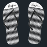 Chanclas Rayas blancas negras Bonjour<br><div class="desc">Este texto Bonjour con franjas en blanco y negro se ve genial en estos Flip Flops. Ideal para la playa o para relajarse. Diseño de Inge Lewis. Encontrará más artículos coincidentes en la tienda en línea ingeinc.com.</div>