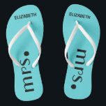 Chanclas Recepción de las novias personalizada<br><div class="desc">¡Una adición linda a su playa del destino o boda del poolside! Baile la noche lejos en estos flips-flopes cómodos del freno. El color de fondo de la muestra es Tiffany, azul-tecleo "personalizar de la aguamarina él" para cambiar color. La palabra "señora", en negro con el nombre de las novias...</div>