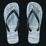 Chanclas Resumen Agua Boda Novia Personalizado Flip Flops<br><div class="desc">Estos Flip Flops personalizados y cómodos son un regalo sencillo, elegante y de moda para los miembros de la Bridal Party - Bride, Bridesmaid, Maid of Honor ... Se sumarán a las festividades de tu día de bodas, despedida de soltera u otra celebración. ¡Muy bien en la playa! Nombre y...</div>