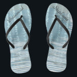 Chanclas Resumen Agua, Nombre, Boda de la dama de honor<br><div class="desc">Estos Flip Flops personalizados y cómodos de la dama de honor son un regalo sencillo, elegante y de moda para los miembros de la Bridal Party - Bride, Bridesmaid, Maid of Honor ... Se sumarán a las festividades de tu día de bodas, despedida de soltera u otra celebración. ¡Muy bien...</div>