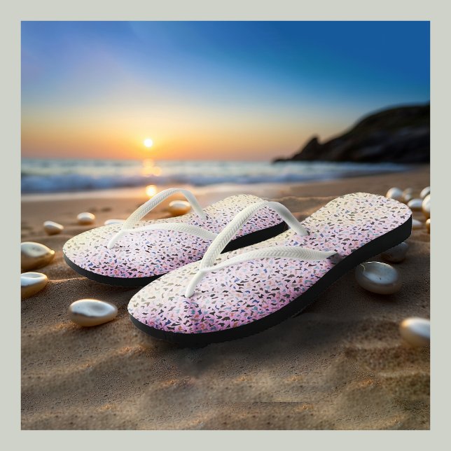 Chanclas Resumen Patrón de mosaico Terazzo sobre fondo rosa (Terazzo mosaic pattern on pink background Flip Flops for women)