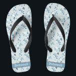 Chanclas Retro Dainty Pastel Florals Boda Bridesmaid<br><div class="desc">El diseño presenta un patrón floral vintage de color azul polvoriento y una tipografía de palabras bodas clásicas, hace un regalo memorable para las damas de honor y añade una dosis elegante de brillo a tu día de boda, fiesta de soltera u otra celebración. ♥ Personalizar con la redacción utilizando...</div>