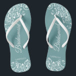 Chanclas Ropa blanca en Boda elegante Verde azulado de la d<br><div class="desc">Estas hermosas chancletas bodas son una gran manera de agradecer y reconocer a sus damas de honor mientras salvan sus pies al mismo tiempo. Presenta un diseño sencillo y elegante, con un revestimiento de encaje floral blanco sobre un fondo verde azulado. La elegante letra del guión dice Bridesmaid con su...</div>