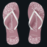 Chanclas Ropa blanca en un Rosa polvoriento Boda de dama de<br><div class="desc">Estas hermosas chancletas bodas son una gran manera de agradecer y reconocer a sus damas de honor mientras salvan sus pies al mismo tiempo. Presenta un diseño sencillo y elegante con un revestimiento de encaje floral blanco sobre un rosa polvoriento o un fondo de color rosa malva. La elegante letra...</div>