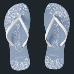 Chanclas Ropa blanca sobre el Boda de una novia lujosa azul<br><div class="desc">Baile la noche con estos hermosos chanclos bodas. Diseñadas para la novia, cuentan con un diseño sencillo y elegante, con letras de guiones elegantes sobre un fondo azul polvoriento y rizos y remolinos de encaje blancos. Hermosa manera de mantenerse elegante y apropiado mientras se descansan los pies después de un...</div>