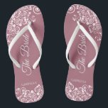 Chanclas Ropa blanca sobre el Rosa polvoriento Boda de una<br><div class="desc">Baile la noche con estos hermosos chanclos bodas. Diseñadas para la novia, cuentan con un diseño sencillo y elegante, con letras de guiones elegantes sobre un rosa polvoriento o un fondo rosa malva y rizos de encaje blanco y remolinos. Hermosa manera de mantenerse elegante y apropiado mientras se descansan los...</div>