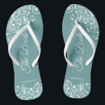 Chanclas Ropa blanca sobre el Verde azulado Boda de una nov<br><div class="desc">Baile la noche con estos hermosos chanclos bodas. Diseñadas para la novia, cuentan con un diseño sencillo y elegante, con letras de guiones elegantes sobre un fondo verde azulado y rizos de encaje blanco y remolinos. Hermosa manera de mantenerse elegante y apropiado mientras se descansan los pies después de un...</div>