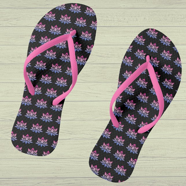 Chanclas Rosa azul de flores de Lotus sobre negro (Showing the pink narrow straps option)