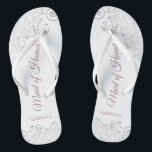 Chanclas Rosa de plata y doncella de honor Boda<br><div class="desc">Estas hermosas chancletas de boda son una gran manera de agradecer y reconocer a su empleada de honor mientras salva sus pies al mismo tiempo. Presenta un diseño elegante con encaje gris plateado sobre fondo blanco y elegantes letras de guiones rosa o mauve rosa. En el test se lee Maid...</div>