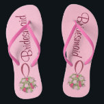 Chanclas Rosa Rosa Rosa Bouquet Noviaria Boda Flip Flops<br><div class="desc">Las sandalias de giro cuentan con un original ilustracion de marca de un ramo de boda de bola floral rosa, con BRIDESMAID en una fuente divertida. ¡Perfecto para la fiesta nupcial! El diseñador está disponible para crear y cargar diseños personalizados para que coincidan con los colores y temas de su...</div>